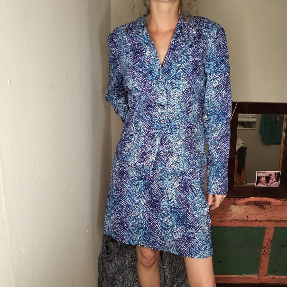Sz 4, vintage 80s Isabel USA snakeskin snap button purple/blue skirt-suit set